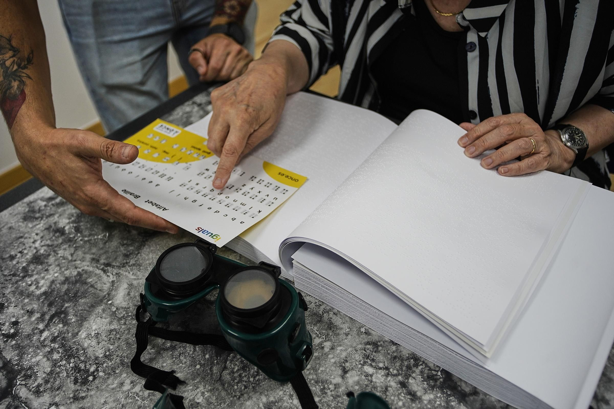Les fotos de l’escriptora Maria Mercè Roca posant-se a la pell de les persones cegues