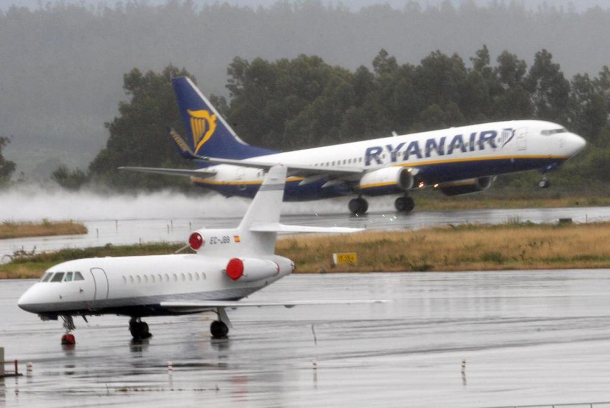 Un avión de Ryanair despega de Santiago.