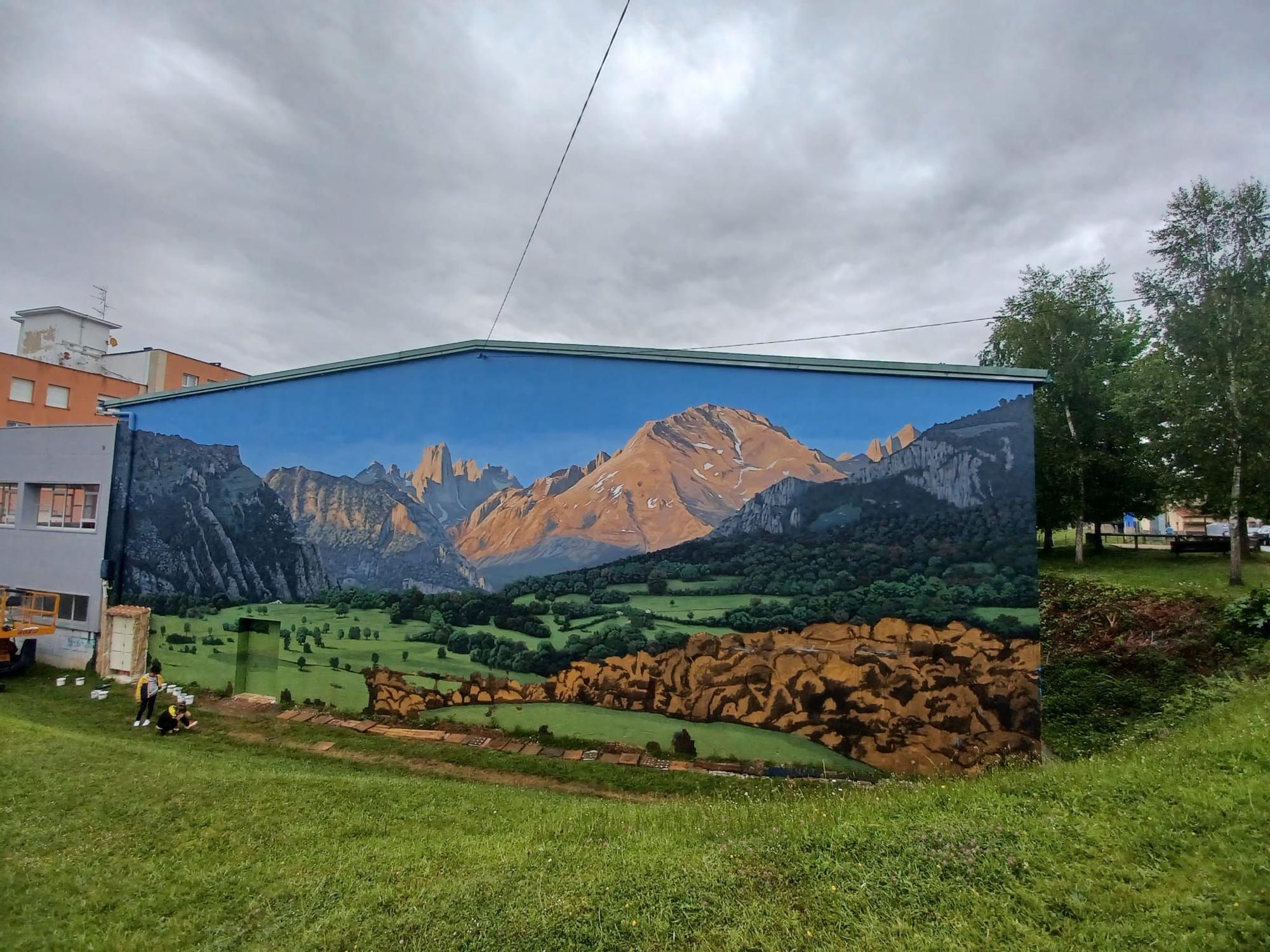 "La montaña viene a Siero": el concejo inaugura el grafiti gigante del pico Urriellu