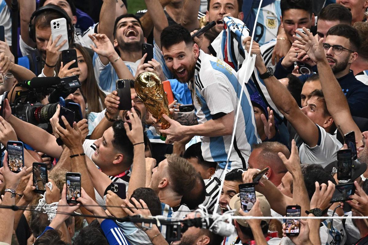 Messi levanta la Copa Mundial de la FIFA después de que Argentina ganara la final del Mundial de Qatar 2022 ante Francia en el estadio de Lusail Messi levanta la Copa Mundial de la FIFA después de que Argentina ganara la final del Mundial de Qatar 2022 ante Francia en el estadio de Lusail