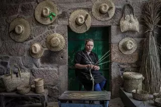 Isabel Liñares, la cestera que da forma al centeno
