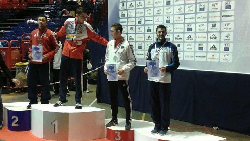 José Fernández, a la derecha, con su medalla de bronce en el podio del Open de París.