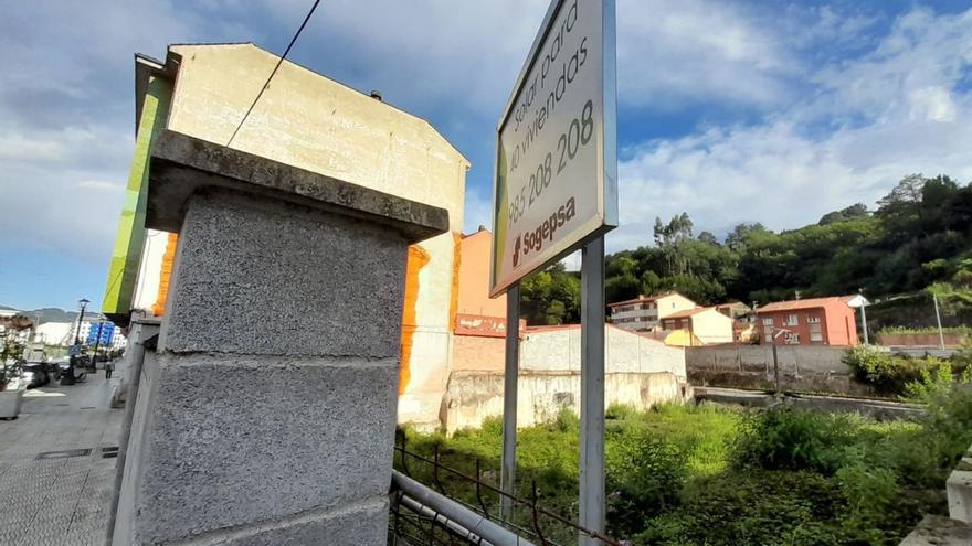 La parálisis del sector de la construcción en las Cuencas: la parcela de Sogepsa junto al cuartel de Langreo cumple diez años sin venderse