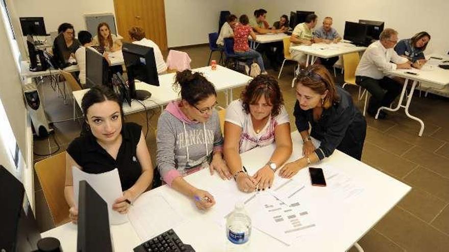 Los asistentes al curso sobre alérgenos e intolerancias alimentarias, ayer, en la Casa Escola da Latiza, en Rodeiro. // Bernabé/Javier Lalín