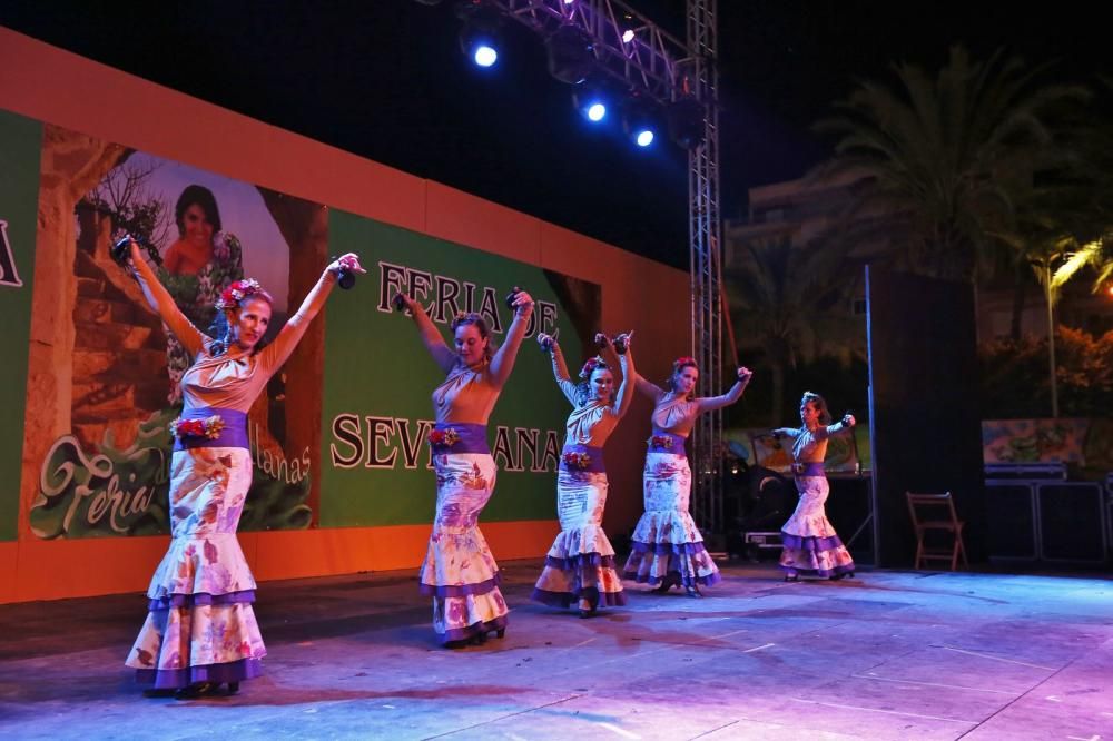 La Feria de Sevillanas 2017 comenzó anoche con una gran afluencia de público, actuaciones flamencas y de sevillanas, gastronomía y casetas, en el recinto portuario de Torrevieja