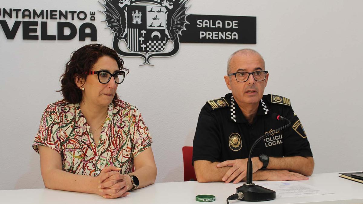 La concejala de Servicios Sociales y el intendente de la Policía Local de Novelda.