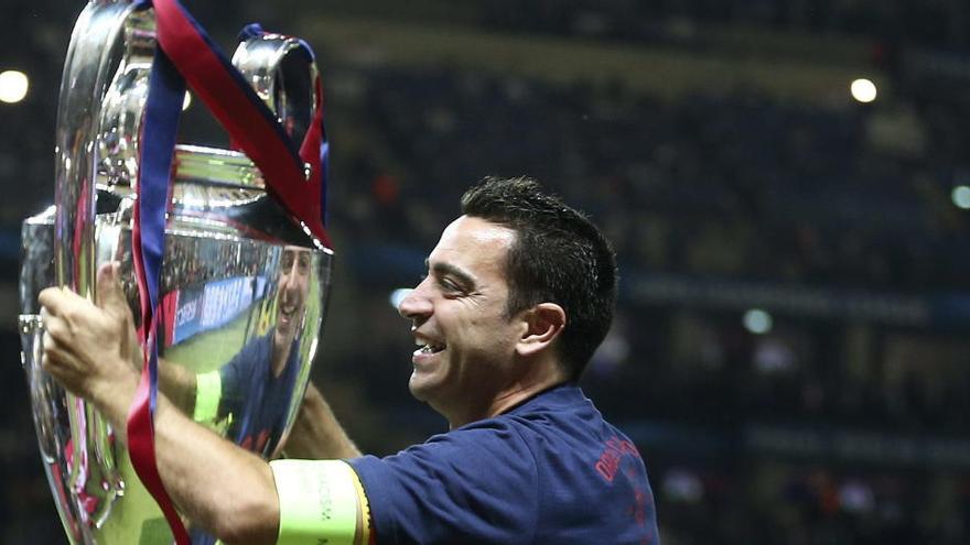 El exfutbolista español Xavi Hernández levanta una Champions con el Barça