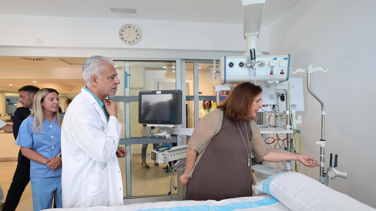 Manuela Garcia Romero junto a Miguel Agudo recorriendo la unidad de transplantes en la UCI del hospital de Ibiza