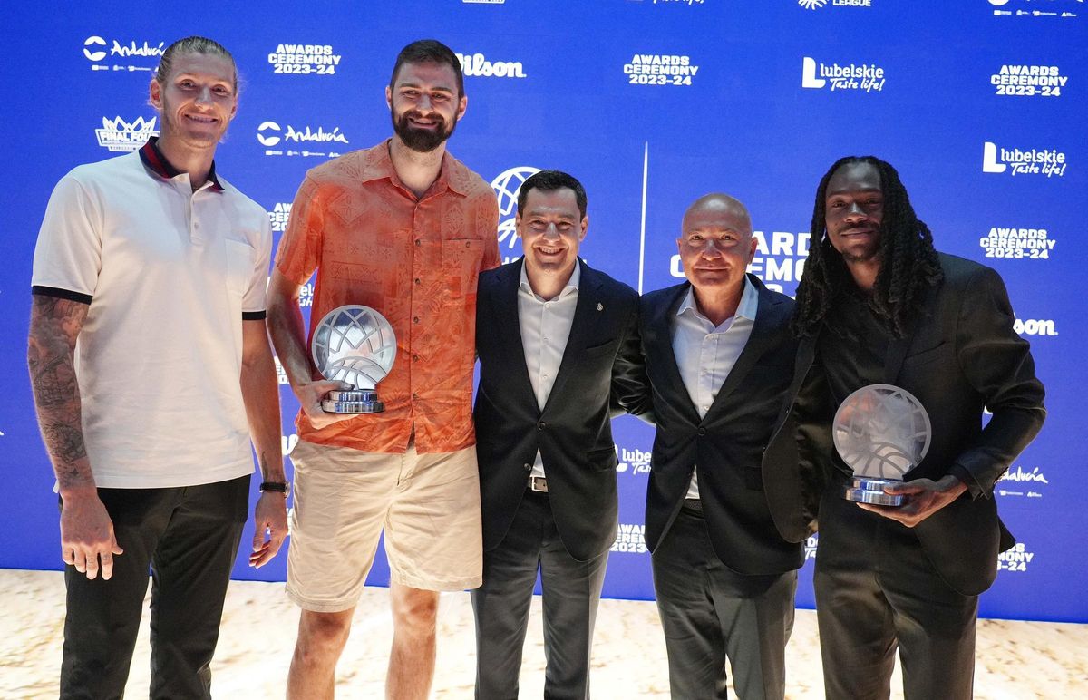 Los premiados, junto a Juanma Moreno y López Nieto