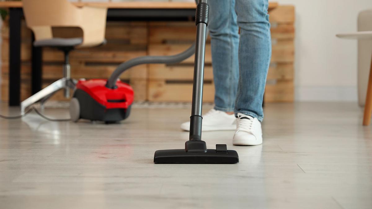 La solución para ahorrar tiempo al limpiar: la aspiradora sin cables que  friega y aspira a la vez para secar el suelo