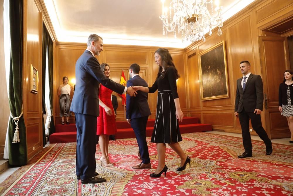 Los Reyes reciben a los mejores estudiantes de la Universidad de Oviedo.