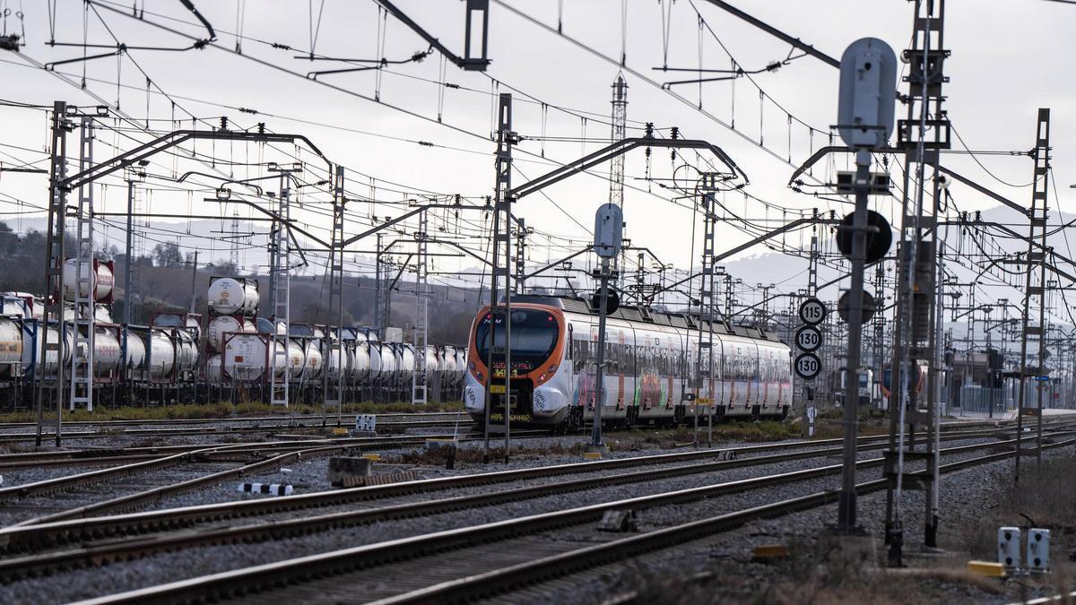 Vias de tren en Granollers donde pasan trenes de Rodalies, Renfe y mercancías.