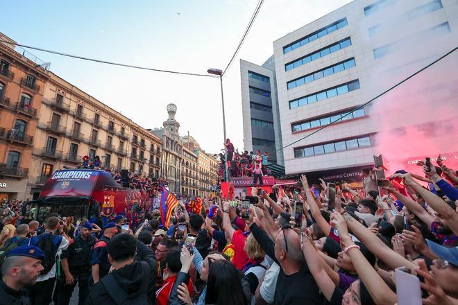 ¡De locos! Las mejores imágenes de una ciudad entregada al Barça