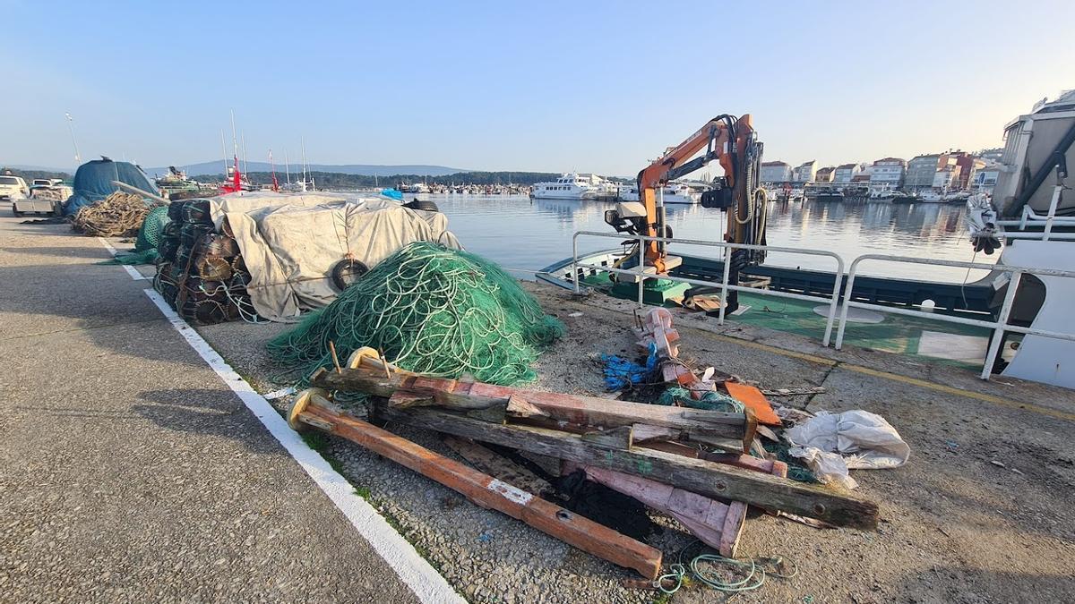 Restos de embarcaciones y de vigas de bateas, “miños” aún operativos o en desuso, nasas y todo tipo de artefactos depositados en la zona portuaria de O Corgo.