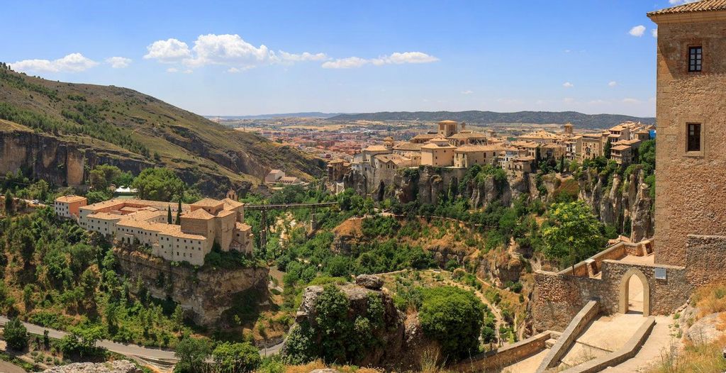 Hoz del Júcar y vista de Cuenca, con la Torre del Ángel de la catedral en lo más alto.