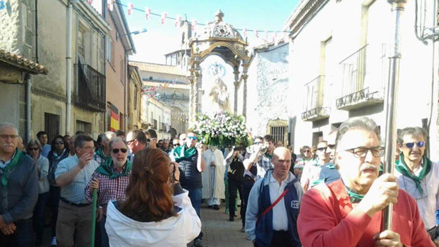 Salida de la Virgen del Rosario desde la iglesia de Nuestra Señora de la Asunción de Morales del Vino.