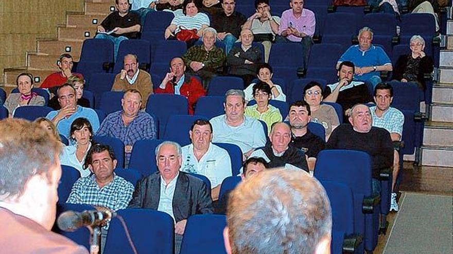 Un instante de la reunión de anoche entre los concejales y los afectados por el plan.