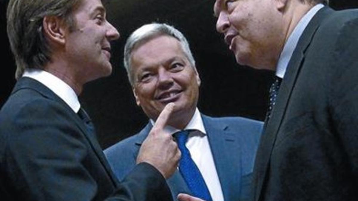 El ministro de Finanzas griego, Venizelos (derecha), con el francés, Barón (izquierda) y el belga, Didier Reynders.
