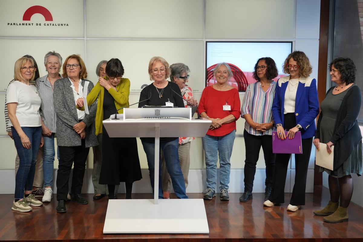 Mariona Roca y Maria Forns, con otras mujeres represaliades por el Patronato de Protección a la Mujer, en el Parlament.