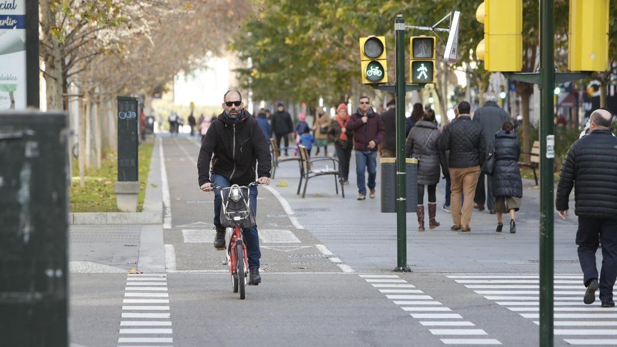 Un ciclista circulando por el carril bici de la Gran Vía de Zaragoza.