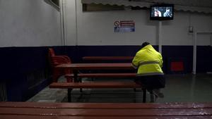 Un camionero cena en el área de servicio de Alfajarín (Zaragoza).