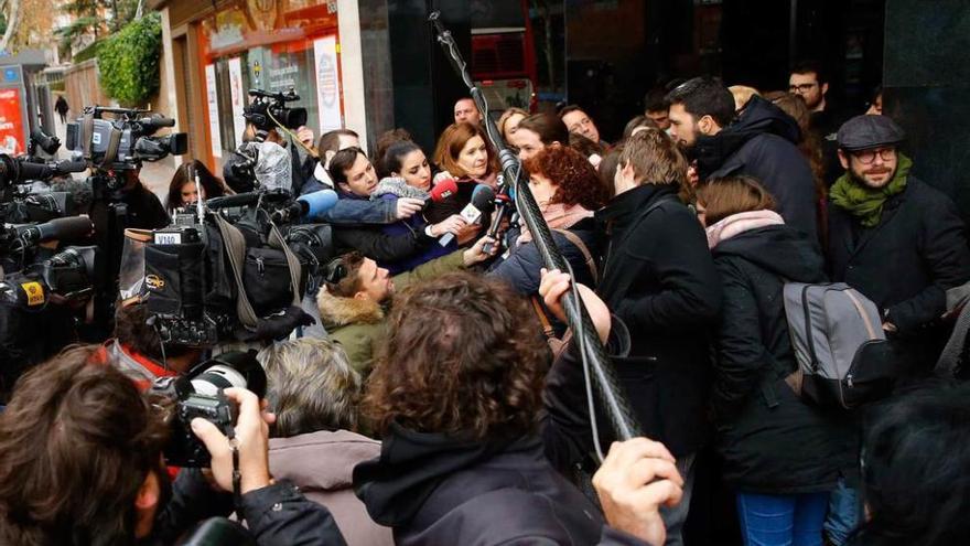 En el centro, Pablo Iglesias y, a la derecha, el dirigente asturiano de Podemos Xuacu Rodríguez (con bufanda).