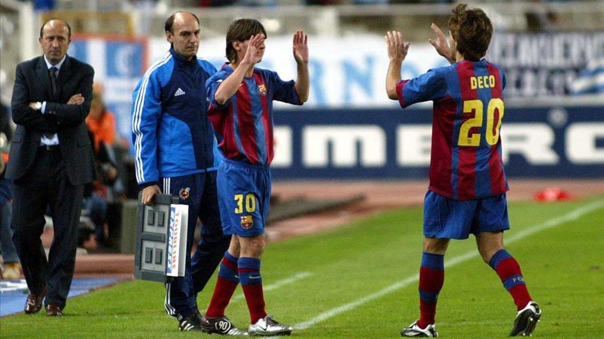 Messi, en el momento de sustituir a Deco el día de su debut
