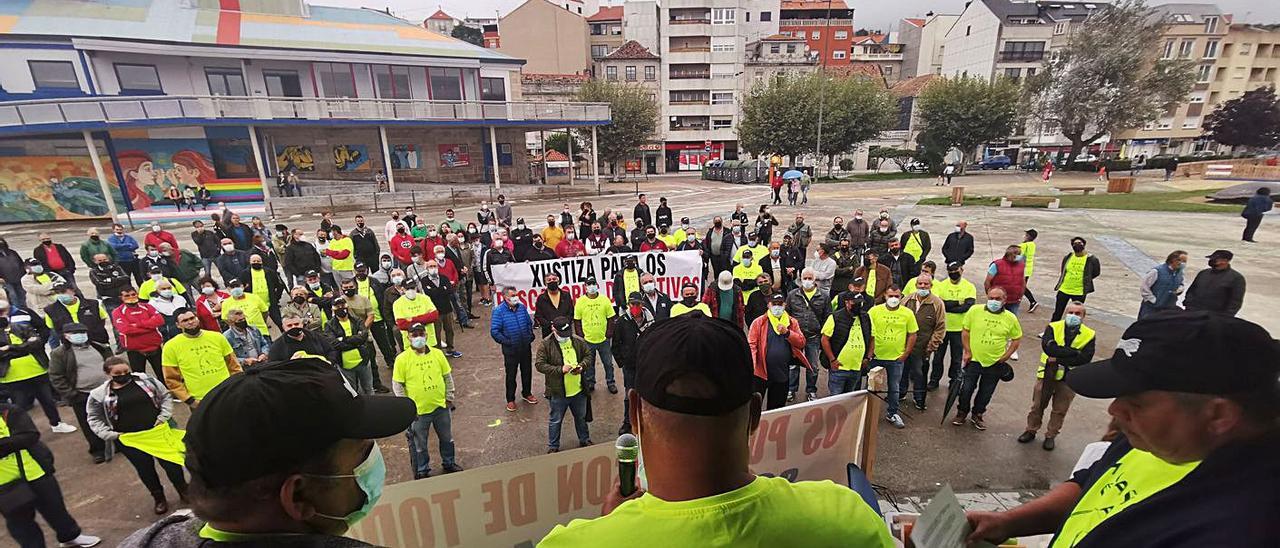 Un momento de la concentración en el palco de la alameda de Moaña. | // SANTOS ÁLVAREZ