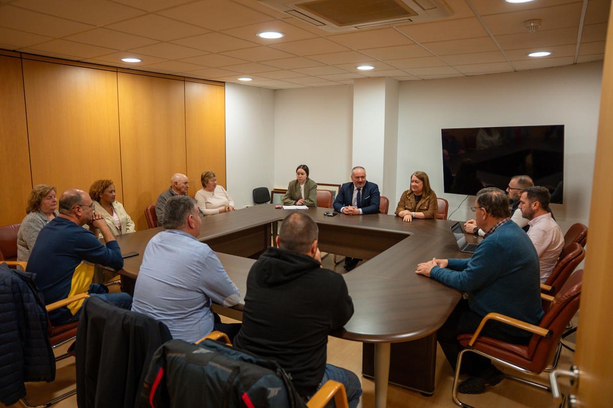 Reunión entre el alcalde de Culleredo y los vecinos para abordar la terminal de tren de mercancías