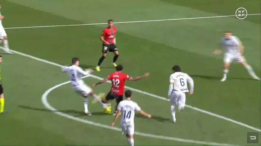 Ricardo de Burgos concedió, tras una larga revisión en el monitor del VAR, el tanto de Pablo Torre