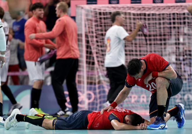 Los jugadores españoles se lamentan tras perder el partido de semifinal de balonmano entre Alemania y España de los Juegos Olímpicos París 2024 