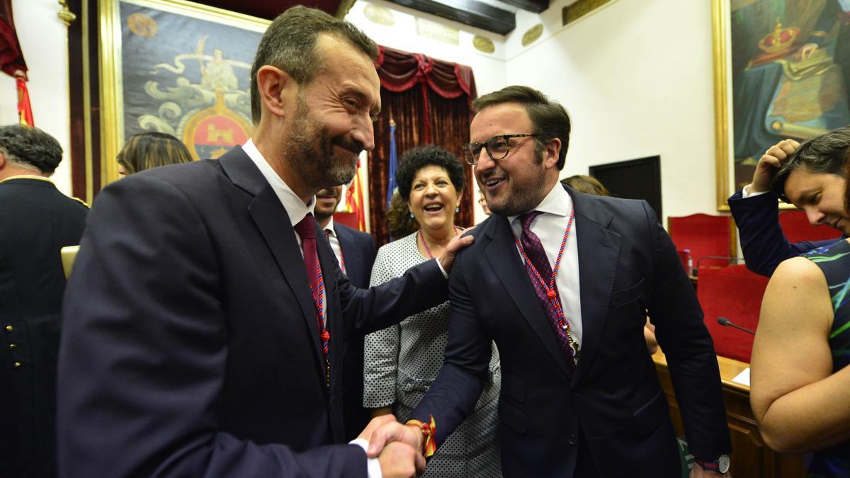 Ruz saluda a González tras ser elegido por PSOE y Compromís alcalde de Elche, en 2023 se volverán a enfrentar por alcanzar el cargo