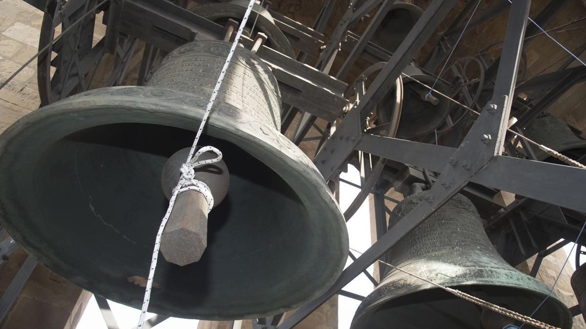 Detall de les campanes de la Seu de Manresa situades en una estructura metàl·lica