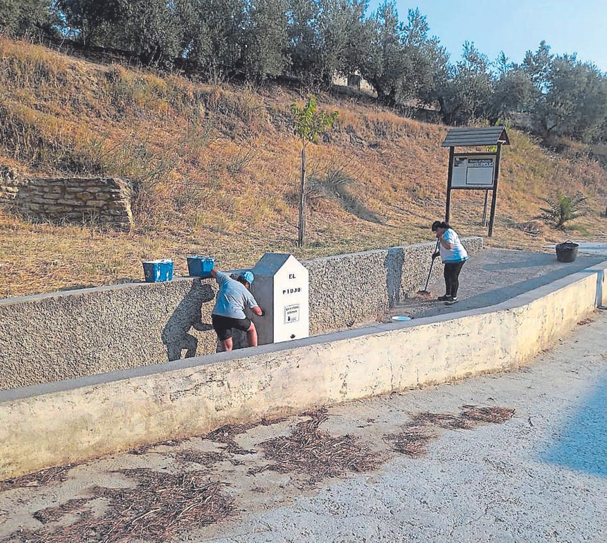 Trabajos de limpieza en la fuente de El Piojo.