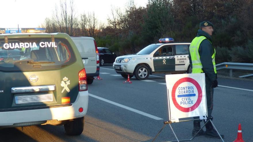 Miembros del SIR en un control de carretera.