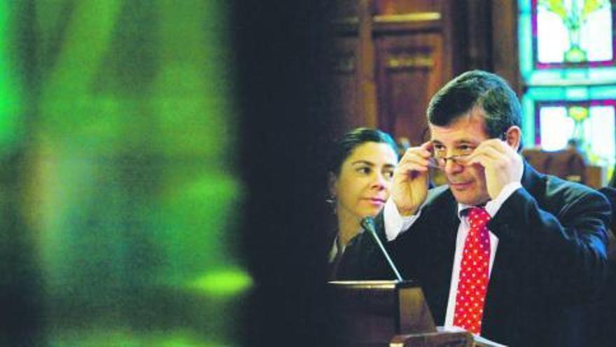 Herminio Sastre, junto a la secretaria técnica de la Consejería, Elena Garzo, ayer en la Junta General.