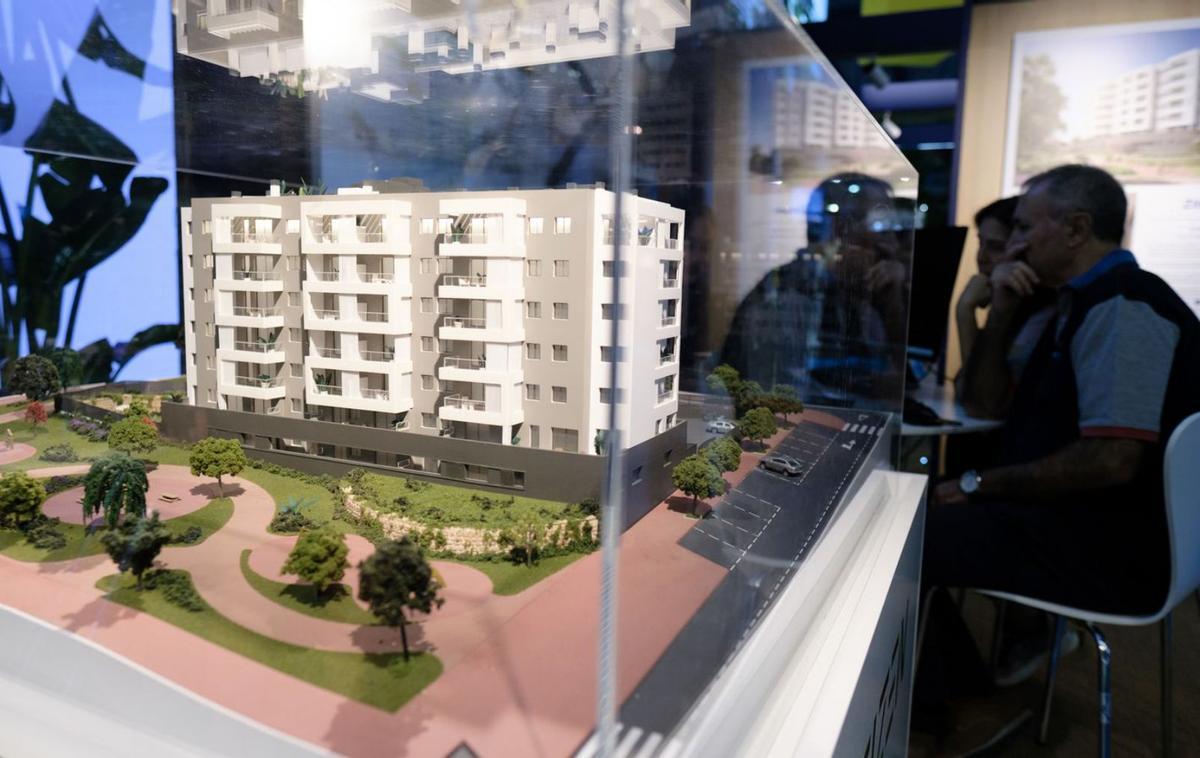Una maqueta de una nueva promoción en la pasada feria inmobiliaria Simed de Málaga. | GREGORIO MARRERO