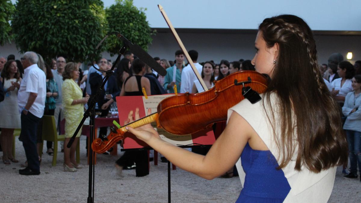 Una alumna actúa con su violín durante el acto.