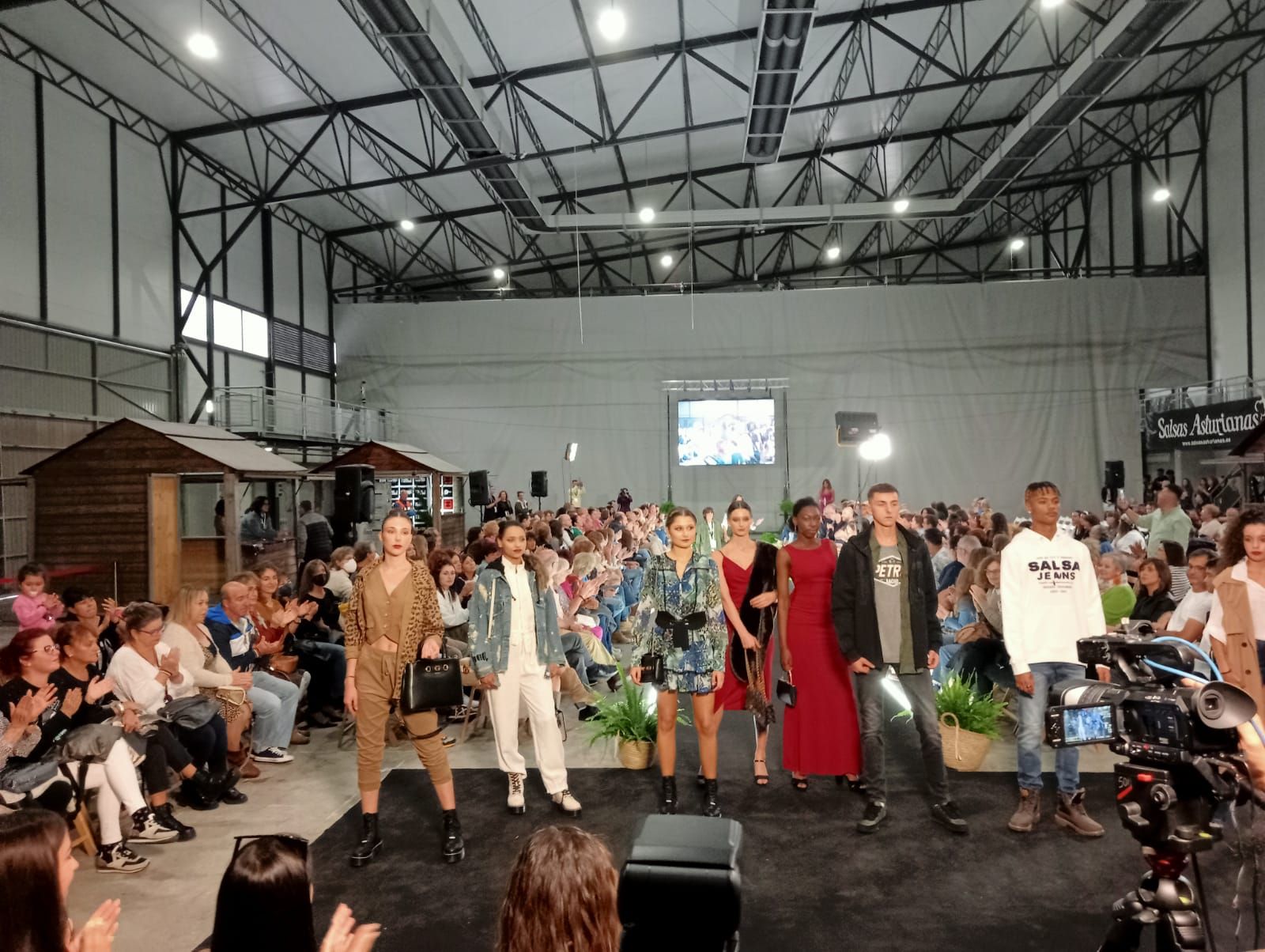 La pasarela de la moda de Laviana, un éxito con 400 participantes