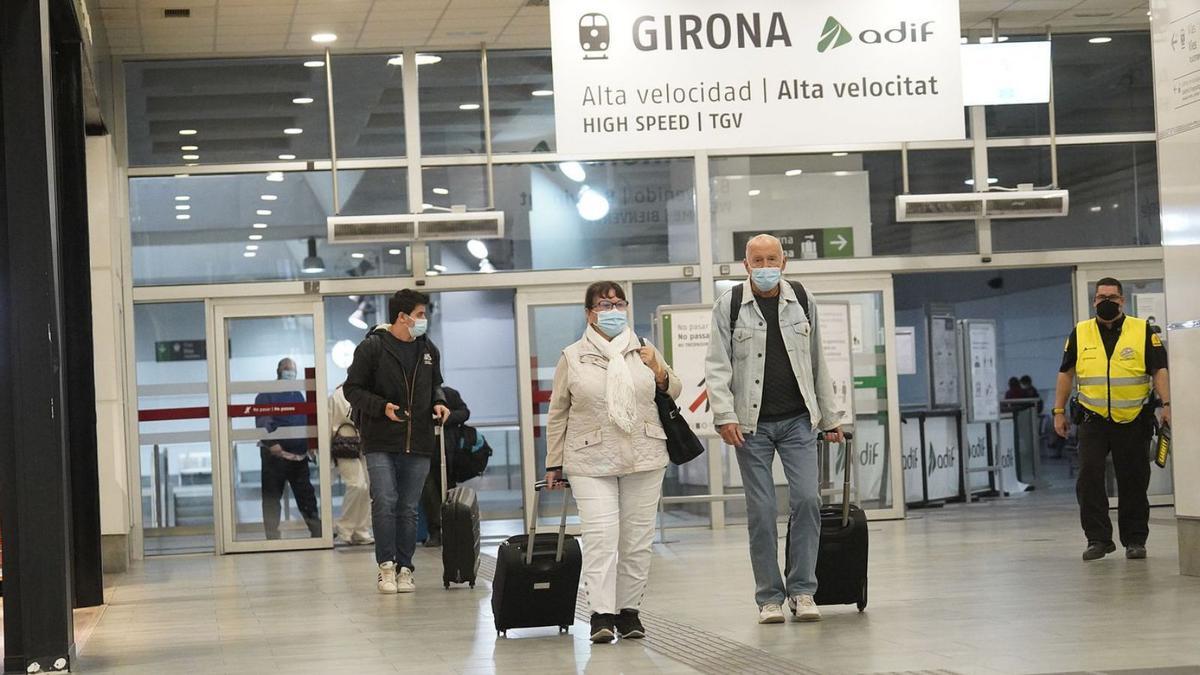 Passatgers sortint de l’estació del tren d’alta velocitat a Girona, fa pocs mesos.  | MARC MARTÍ