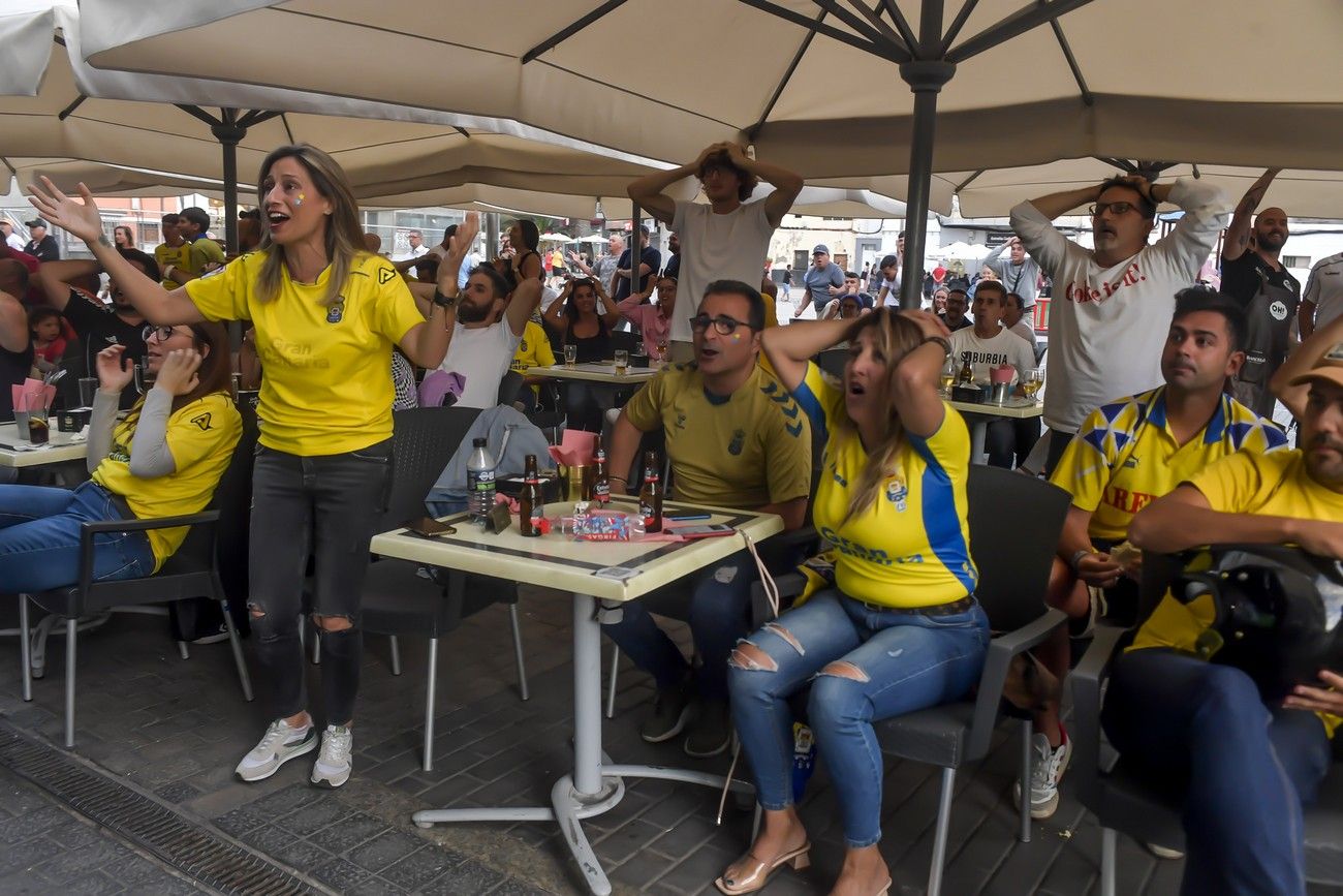 Aficionados de la UD ven la retransmisión del derbi canario en el Pilar