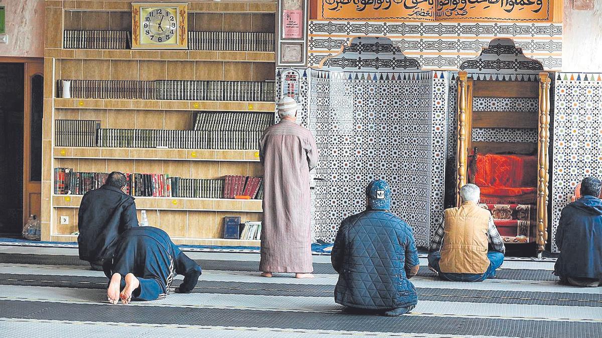 Miembros de la comunidad musulmana, este miércoles en el rezo de la tarde en la mezquita de Talayuela.