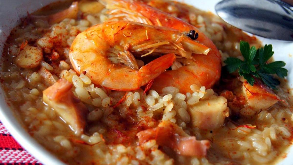 Deleita tu paladar con un arroz acompañado de pulpitos y langostinos