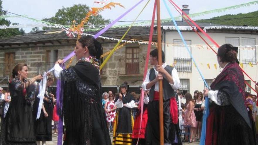 Los vecinos, en el baile del lazo durante la procesión.