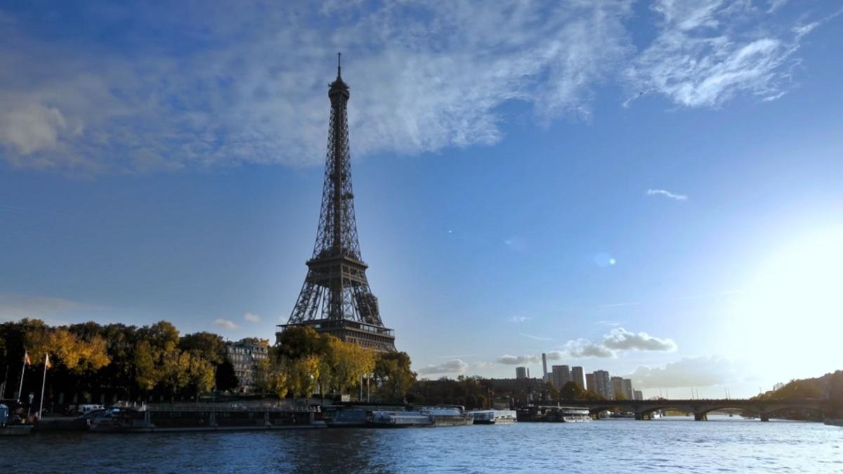 Evacúan la Torre Eiffel por un aviso de bomba, pero abre poco después