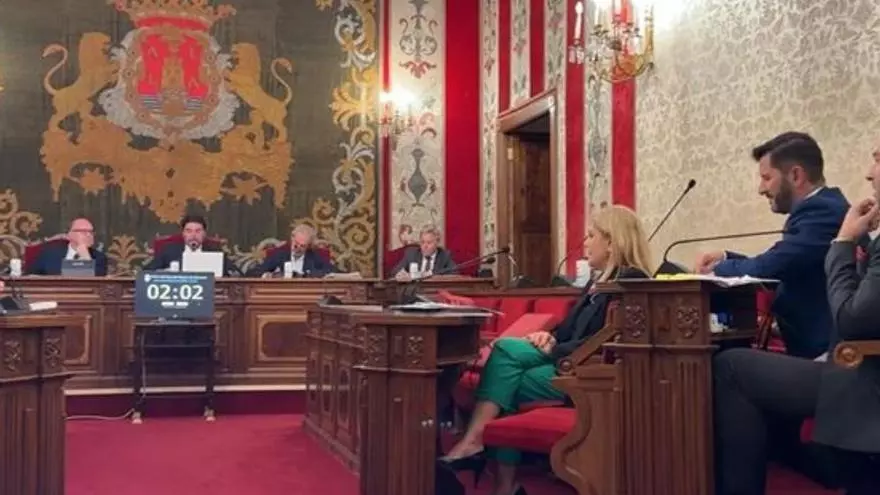 La izquierda abandona el pleno de Alicante tras los reproches de Mari Carmen de España a Ana Barceló