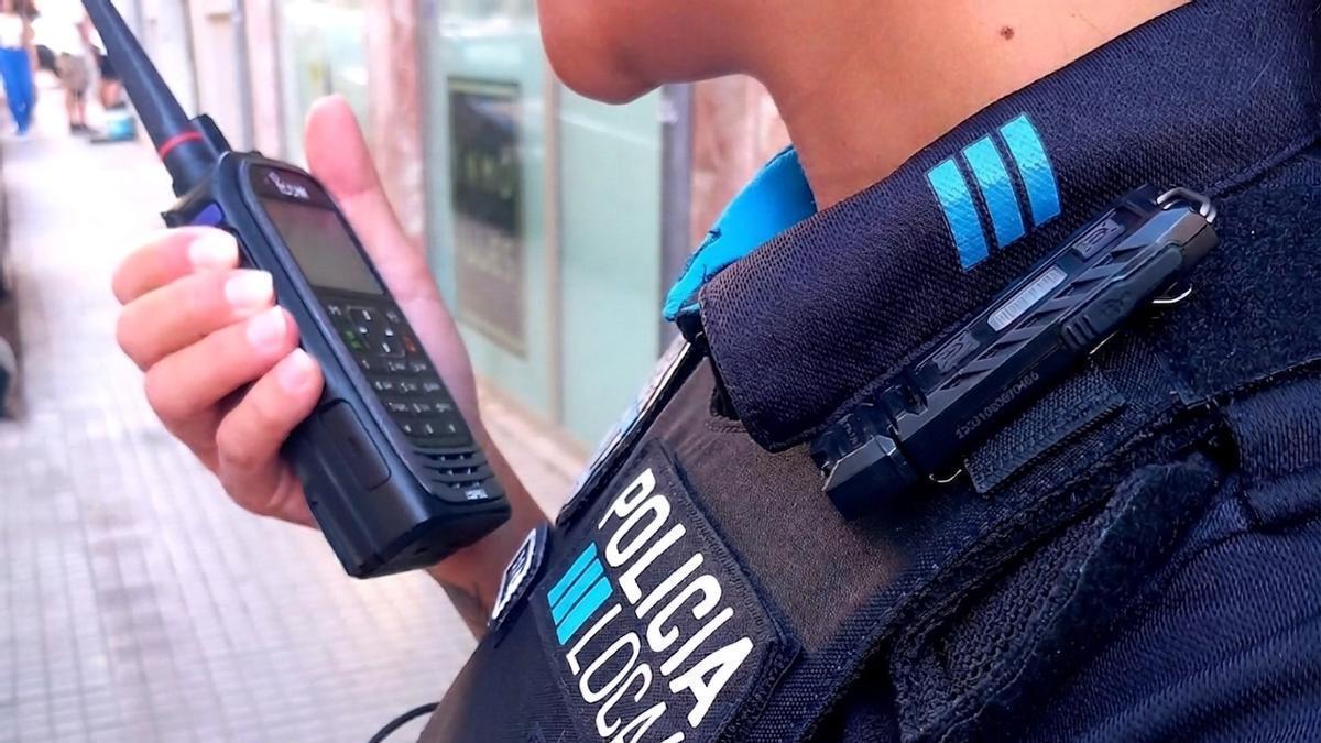 Un agente de la Policía Local de Palma habla por un transmisor