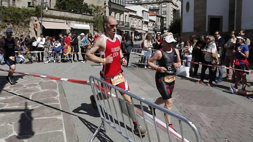 Emilio Martín celebra su medalla de plata, ayer en Pontevedra. // Gustavo Santos