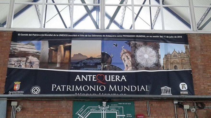 Pancarta en la estación de autobuses de Málaga.