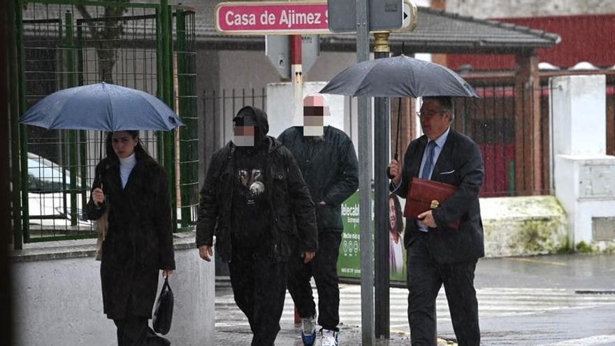 Vídeo | Los dos hermanos, vecinos de Francisca Cadenas, llegando al cuartel de la Guardia Civil de Zafra junto a sus abogados